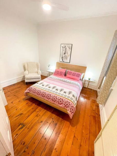 A Beautiful Terrace House With Parking & Courtyard - Accommodation Main Beach 4