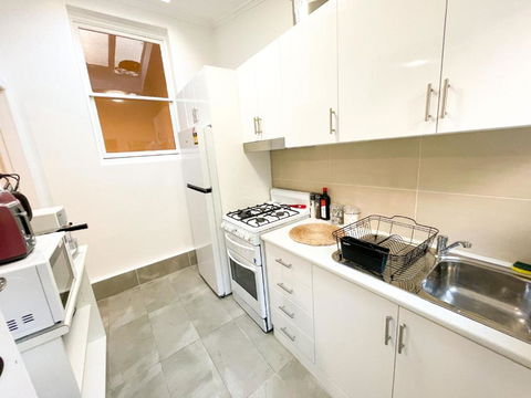 A Beautiful Terrace House With Parking & Courtyard - Accommodation Main Beach 2