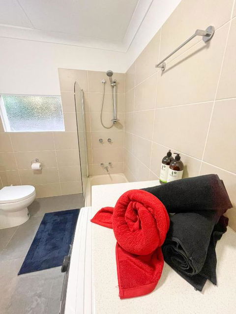 A Beautiful Terrace House With Parking & Courtyard - Accommodation Main Beach 1