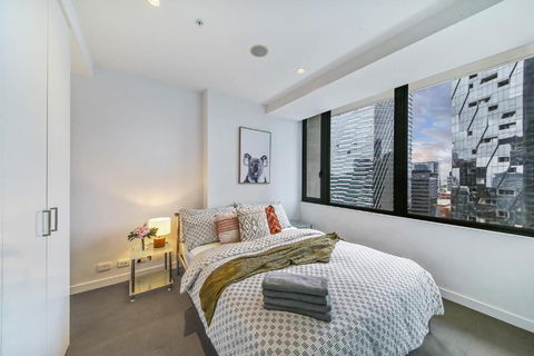 A Chic 2BR Home Near Southern Cross City Views - Accommodation Main Beach 3