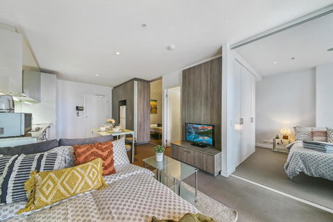 A Chic 2BR Home Near Southern Cross City Views - Accommodation Main Beach 2