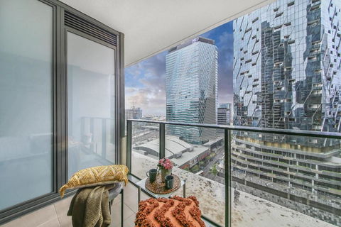 A Chic 2BR Home Near Southern Cross City Views - Accommodation Main Beach 4