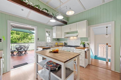 A Colourful Life 4Bed-2Bath-1Car - Queenslander - Accommodation Main Beach 0