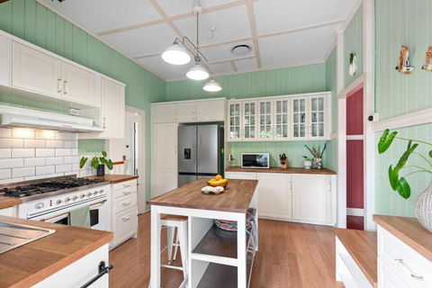 A Colourful Life 4Bed-2Bath-1Car - Queenslander - Accommodation Main Beach 2