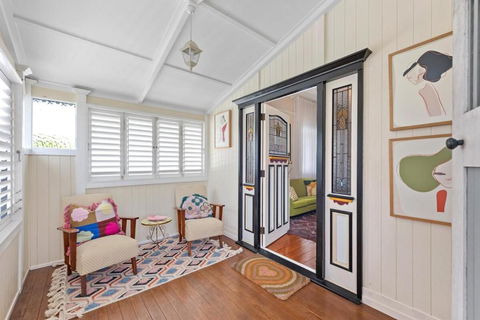 A Colourful Life 4Bed-2Bath-1Car - Queenslander - Accommodation Main Beach 3