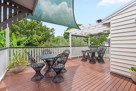 A Colourful Life 4Bed-2Bath-1Car - Queenslander - Accommodation Main Beach 1