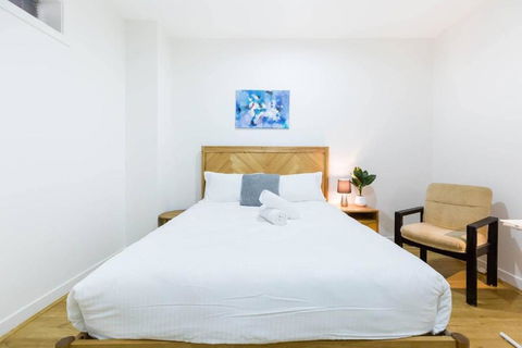 A Coveted Collins Street Pad With Parking - Accommodation Main Beach 1