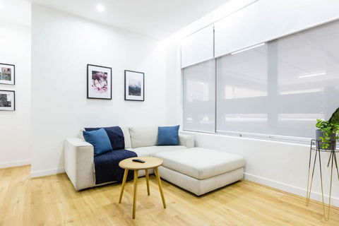 A Coveted Collins Street Pad With Parking - Accommodation Main Beach 0