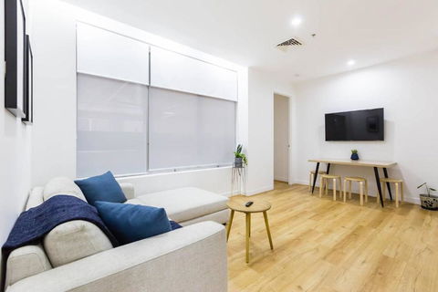 A Coveted Collins Street Pad With Parking - Accommodation Main Beach 2