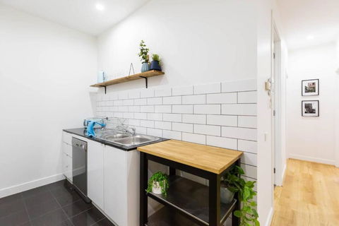 A Coveted Collins Street Pad With Parking - Accommodation Main Beach 3