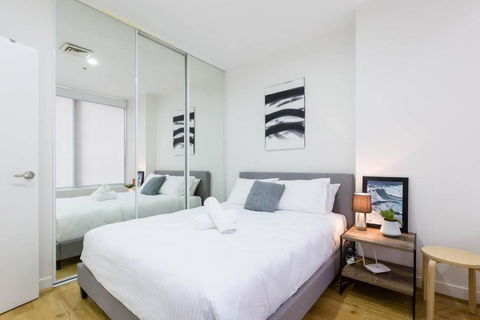 A Coveted Collins Street Pad With Parking - Accommodation Main Beach 4