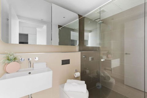 A Cozy 2BR Apt With Free WiFi In Prime Melbourne - Accommodation Main Beach 2