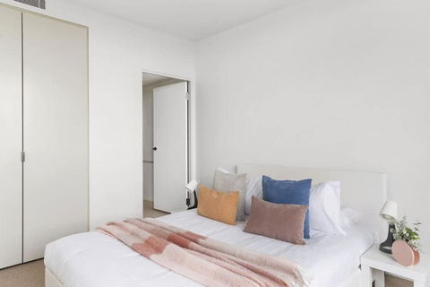 A Cozy 2BR Apt With Free WiFi In Prime Melbourne - Accommodation Main Beach 4
