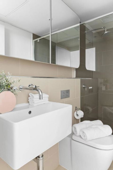 A Cozy 2BR Apt With Free WiFi In Prime Melbourne - Accommodation Main Beach 3