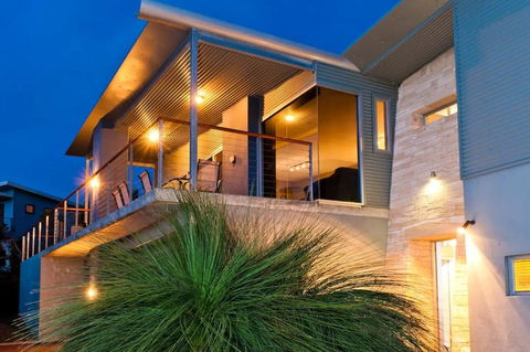 A La Plage Beach House - Accommodation Main Beach 0