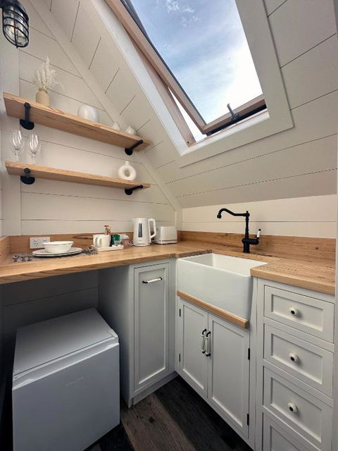 A Majestic Victorian Private Rear Access Quarters - Accommodation Main Beach 3