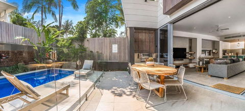 A Perfect Stay - KoKos Beach House 2 - Accommodation Main Beach 1