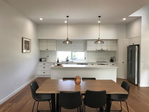 A Sanctuary At Denhams - Family & Pooch Friendly - Accommodation Main Beach 0