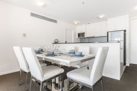 A Spacious 2BR Apt With An Amazing View Over Darling Harbour - Accommodation Main Beach 4