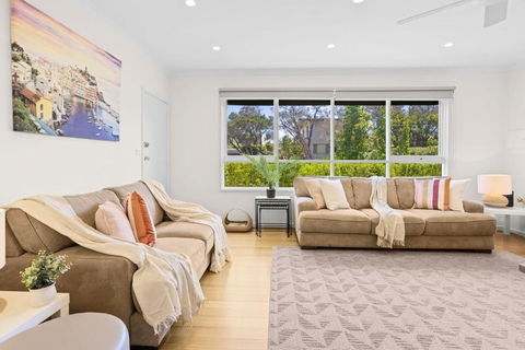 A Stones Throw - Accommodation Main Beach 1