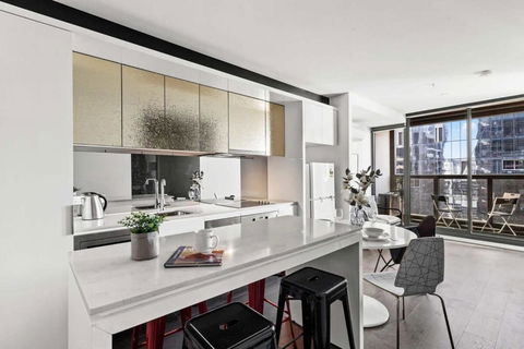 A Stylish 2BR Apt Next To Southern Cross With City Views - Accommodation Main Beach 2