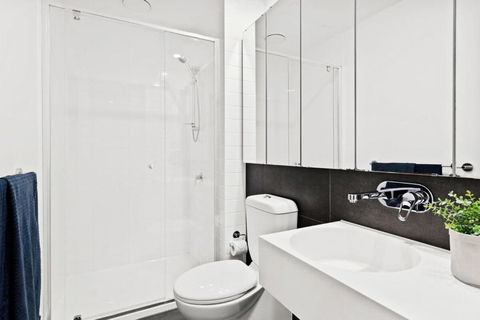 A Stylish 2BR Apt Next To Southern Cross With City Views - Accommodation Main Beach 3