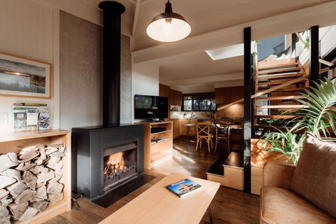 A Stylish And Unique Retreat At Surf Beach - Accommodation Main Beach 2