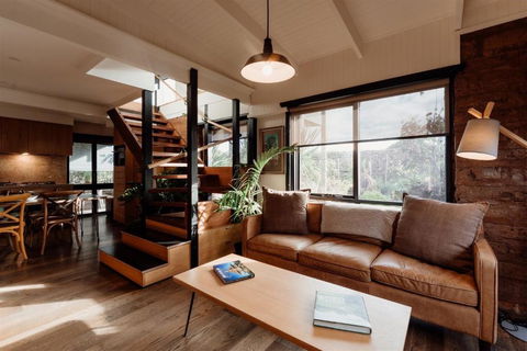 A Stylish And Unique Retreat At Surf Beach - Accommodation Main Beach 1