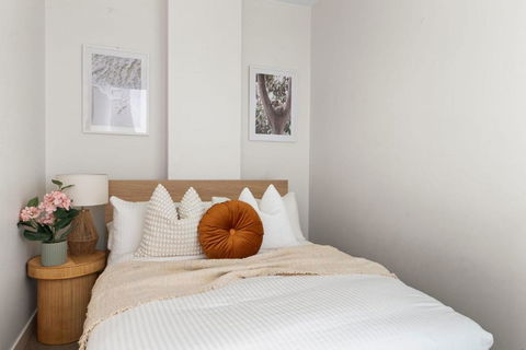A Stylish & Central 2BR Apt Near Flinders Station - Accommodation Main Beach 3