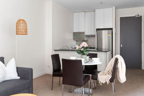 A Stylish & Central 2BR Apt Near Flinders Station - Accommodation Main Beach 4