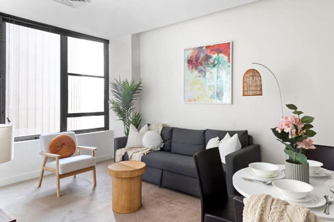 A Stylish & Central 2BR Apt Near Flinders Station - Accommodation Main Beach 1