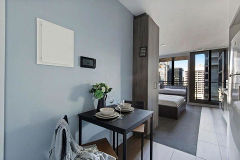 A Stylish & Comfy Studio Next To Southern Cross - Accommodation Main Beach 3