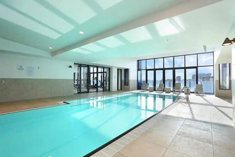 A Stylish & Modern 2BR Apartment Fantastic Views - Accommodation Main Beach 2