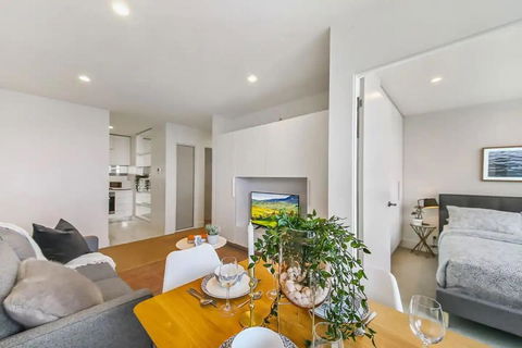 A Stylish & Modern 2BR Apartment Fantastic Views - Accommodation Main Beach 4