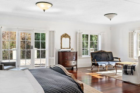 A Very Georgian Stay - Accommodation Main Beach 1