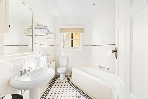 A Very Georgian Stay - Accommodation Main Beach 3