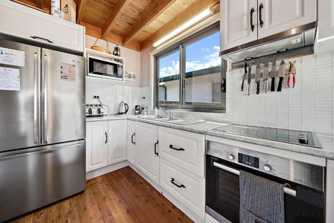 Aarlaur 2 - Charming 2BR Rustic Home L Bath L Fire Pit L WiFi L Air-Con - Accommodation Main Beach 4