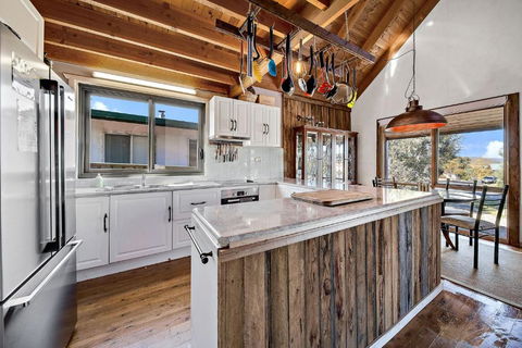 Aarlaur 2 - Charming 2BR Rustic Home L Bath L Fire Pit L WiFi L Air-Con - Accommodation Main Beach 3