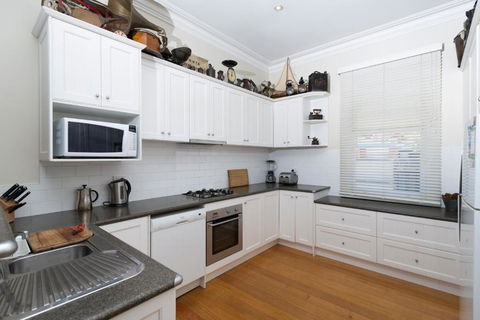 Abaleen House - Accommodation Main Beach 2