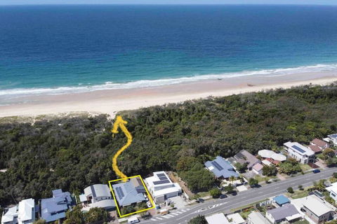 Absolute Beach Front Home -Dogs, Surf, Relax, Bush - Accommodation Main Beach 0