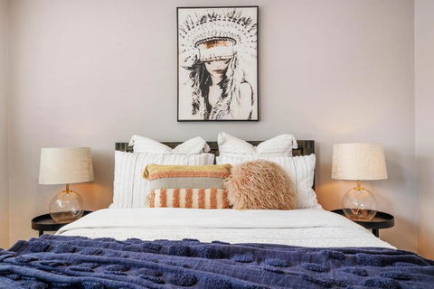 Absolute Beach Front Renovated 3 Bdrm 2 Bath App - Accommodation Main Beach 1