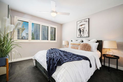 Absolute Beach Front Renovated 3 Bdrm 2 Bath App - Accommodation Main Beach 3