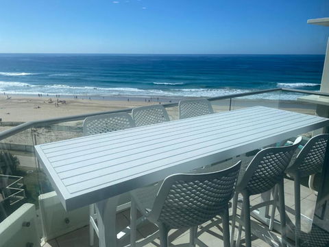 Absolute Beach Frontage Two Bedroom - Accommodation Main Beach 0