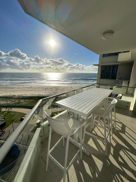 Absolute Beach Frontage Two Bedroom - Accommodation Main Beach 4