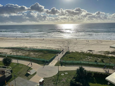 Absolute Beach Frontage Two Bedroom - Accommodation Main Beach 1
