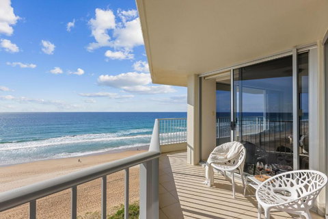 Absolute Beachfront Apartment - Accommodation Main Beach 1