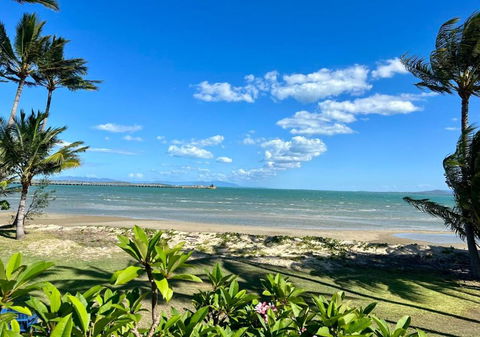 Absolute Beachfront Bowen Beach House-family Time - Accommodation Main Beach 1
