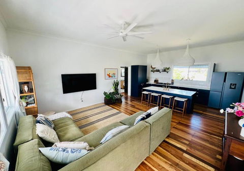 Absolute Beachfront Bowen Beach House-family Time - Accommodation Main Beach 3