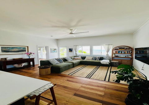 Absolute Beachfront Bowen Beach House-family Time - Accommodation Main Beach 4