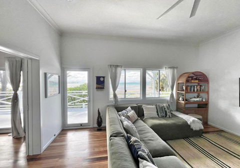 Absolute Beachfront Bowen Beach House-family Time - Accommodation Main Beach 2